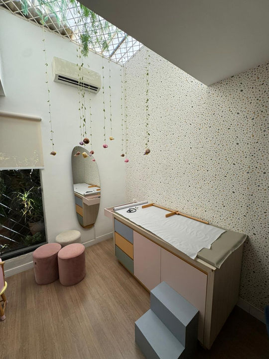 Sala de trocador com bancada, espelho e claraboia natural