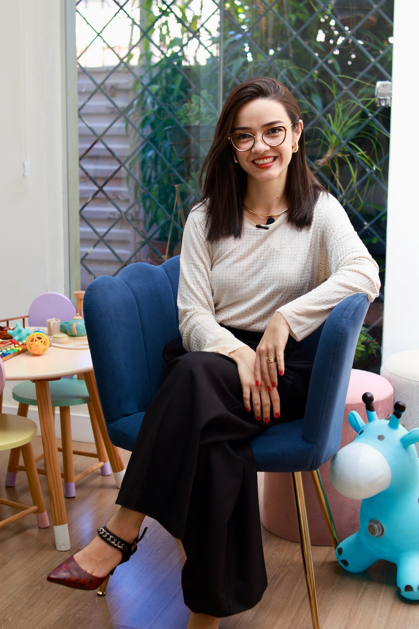 Dra. Andressa Hirako sorrindo no consultório